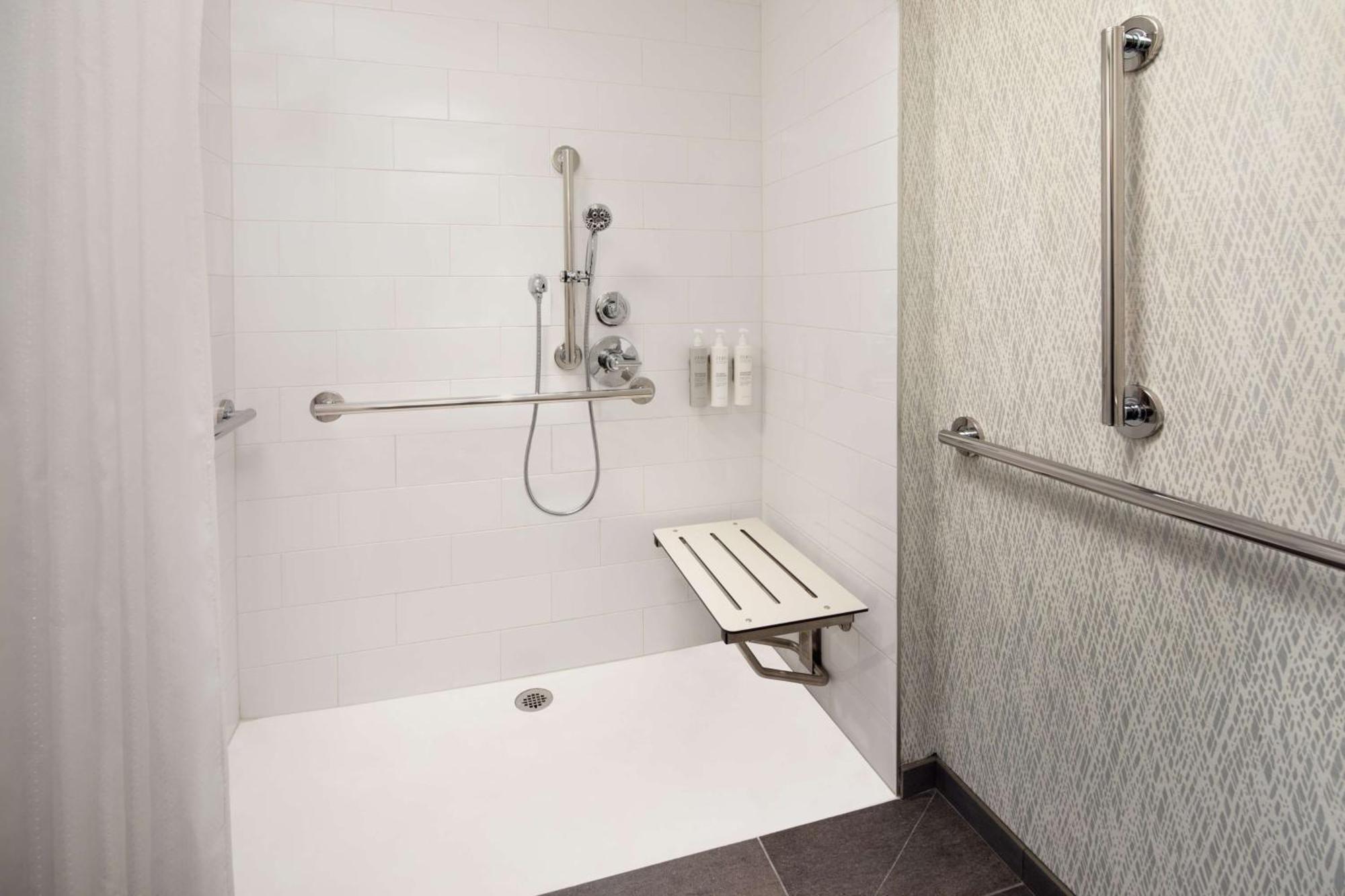 Habitación Esquinera con cama grande y ducha accesible en silla de ruedas - Adaptada para personas con movilidad reducida